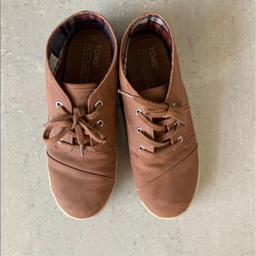Boys TOMS shoes size 4.5